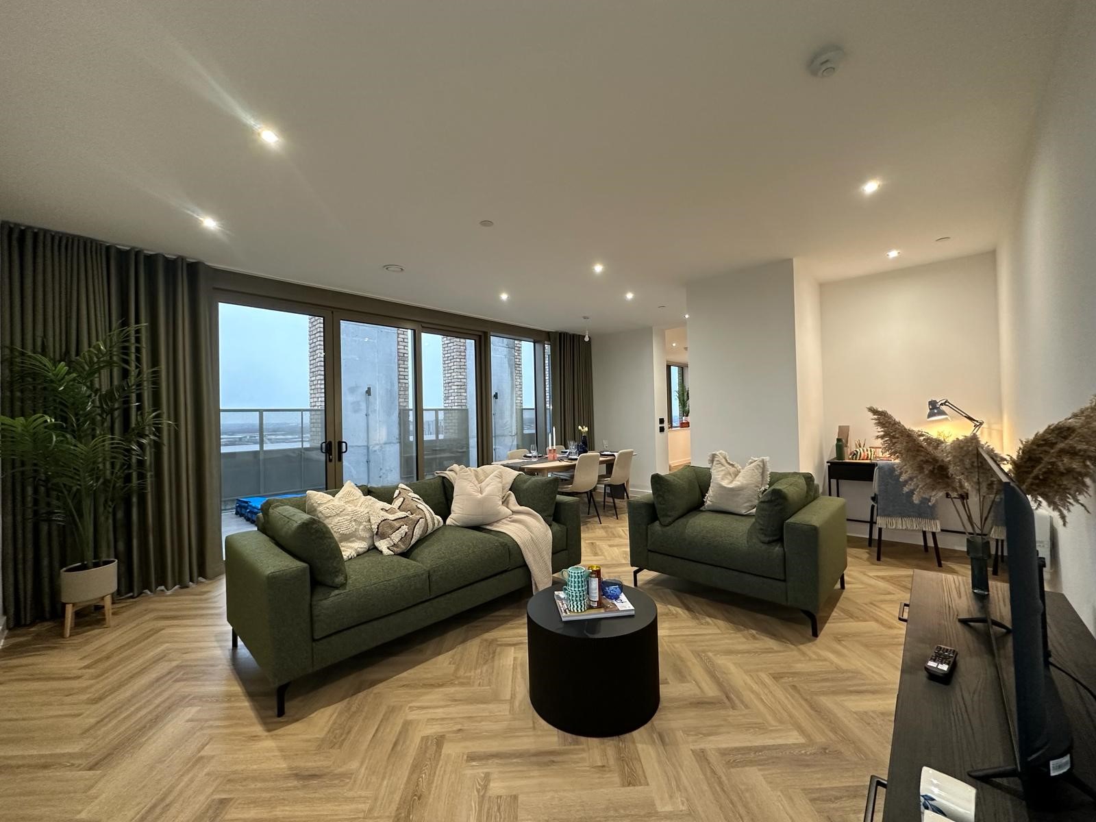 Penthouse at Eda Salford Quays with panoramic Manchester skyline view